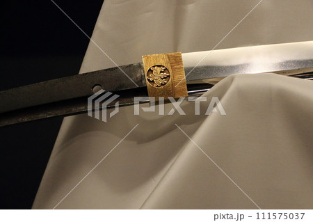 日本刀の柄　豊臣家の家紋の入った刀剣 111575037