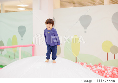 元気に遊びまわる男の子 111575340