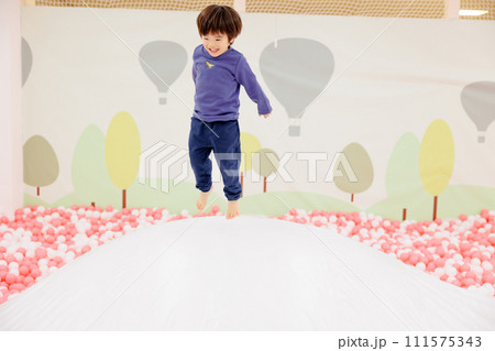 元気に遊びまわる男の子 111575343