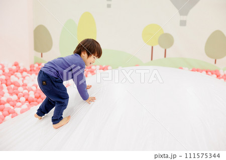 元気に遊びまわる男の子 111575344