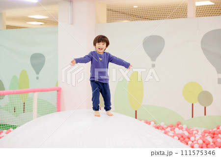 元気に遊びまわる男の子 111575346