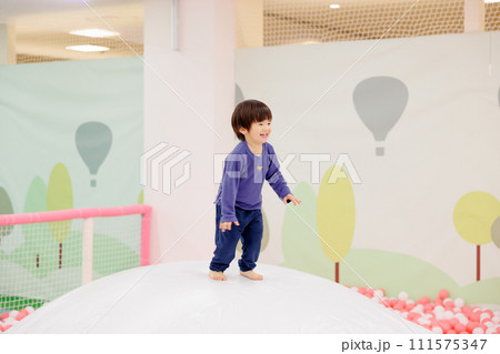 元気に遊びまわる男の子 111575347