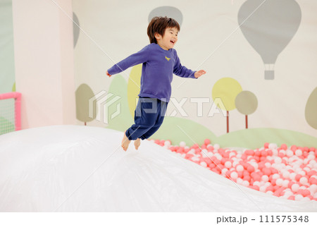 元気に遊びまわる男の子 111575348