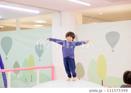 元気に遊びまわる男の子 111575349