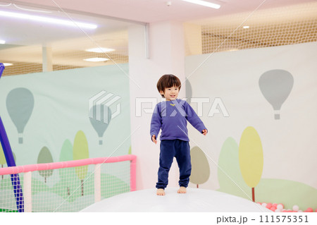 元気に遊びまわる男の子 111575351