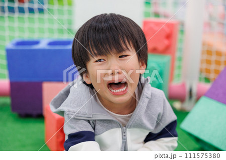 イヤイヤ期の子供 イヤイヤ期の子供 111575380