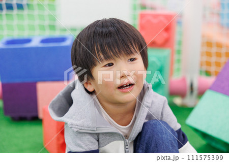 イヤイヤ期の子供 イヤイヤ期の子供 111575399