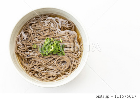 白背景に掛け蕎麦 白背景に掛け蕎麦 111575617