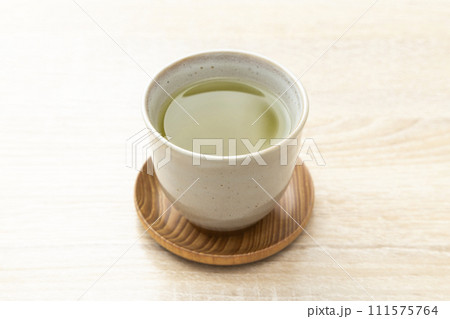 テーブルに置かれた緑茶 111575764