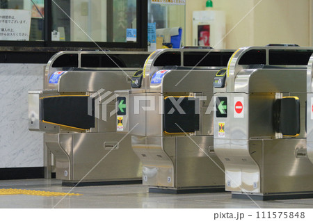 駅の自動改札機 駅の自動改札機 111575848