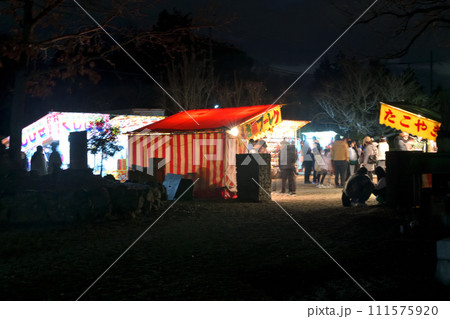縁日の露店　賑わう夜店の風景 111575920