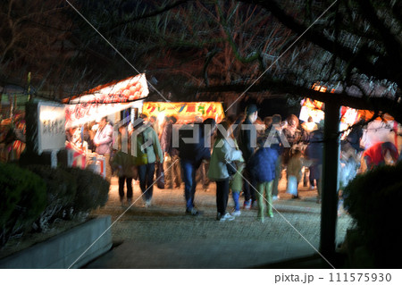 縁日の露店 賑わう夜店の風景 縁日の露店 賑わう夜店の風景 111575930