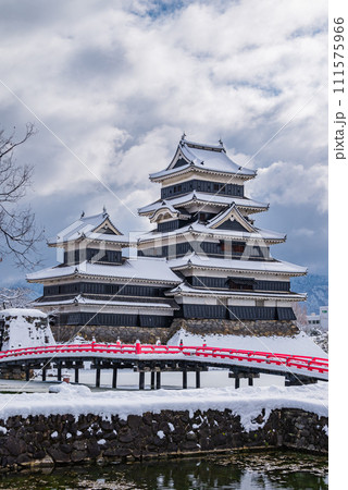 雪化粧された松本城と埋橋 111575966