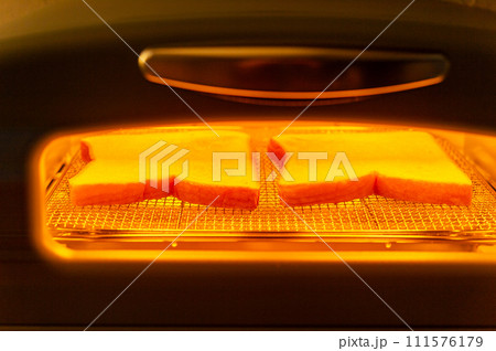 トースターでパンを焼く 111576179