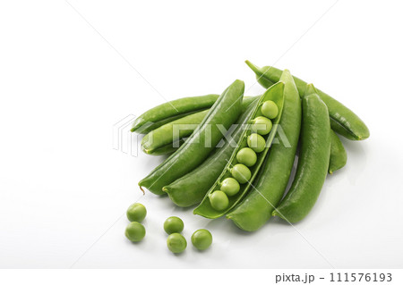 白バックの房付きのグリーンピース 白バックの房付きのグリーンピース 111576193