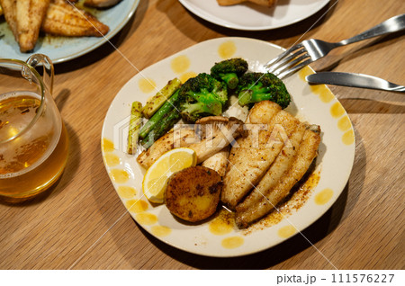 ヒラメのムニエルと野菜のソテー 111576227