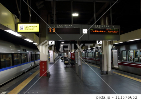 金沢駅に到着の特急サンダーバード号(夜の最終便) 金沢駅に到着の特急サンダーバード号(夜の最終便) 111576652