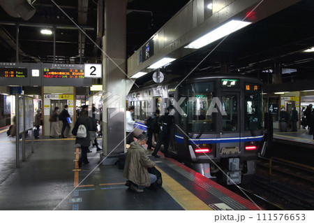 金沢駅に停車中の北陸本線521系（金沢⇔敦賀） 111576653