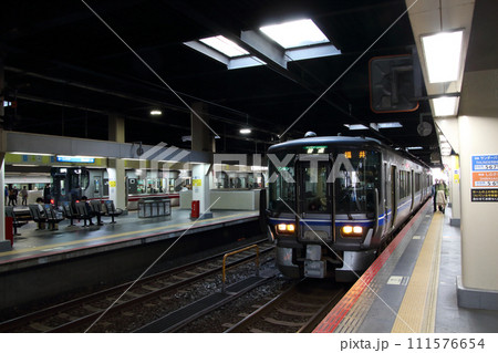 金沢駅に停車中の北陸本線521系(金沢⇔敦賀) 金沢駅に停車中の北陸本線521系(金沢⇔敦賀) 111576654