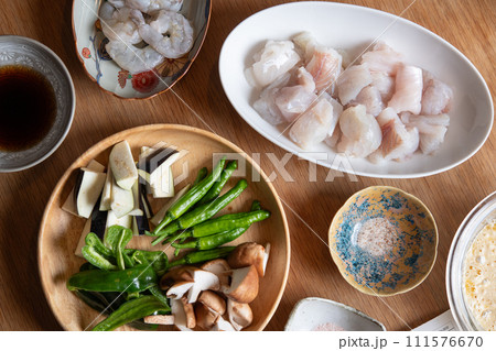 天ぷら用の食材（鱸、ししとう、椎茸、茄子、ピーマン） 111576670