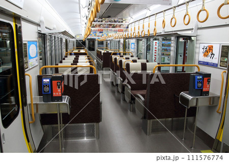 終電時間帯の七尾線521系電車（電車内） 111576774