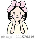 頬に手を当てる女性 111576816