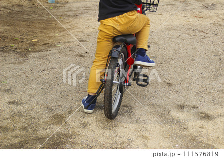 自転車で走り出そうとする子供(6歳児/男の子) 自転車で走り出そうとする子供(6歳児/男の子) 111576819