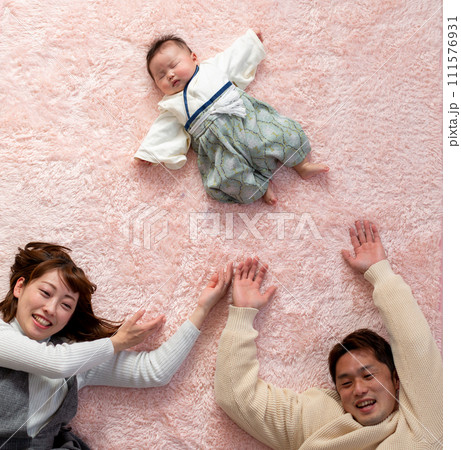 家族の寝相アート　家族写真 111576931