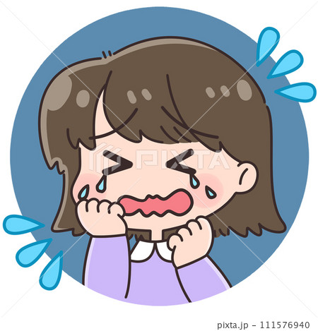 大泣きして悲しんでいる女の子 111576940
