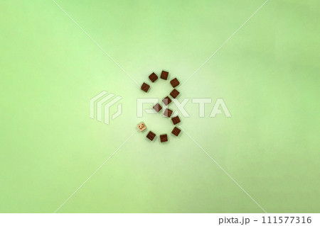 新芽をイメージした黄緑色の背景で3の形に並べた茶色いブロックの正面 111577316
