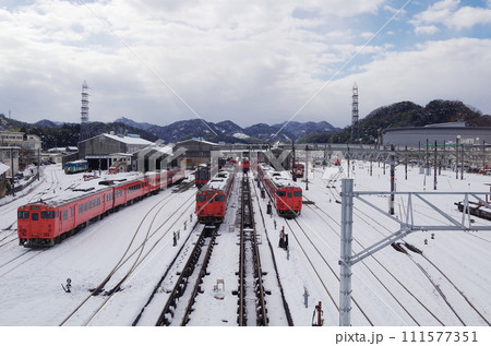 雪化粧した列車の車両基地(後藤総合車両所運用検修センター) 雪化粧した列車の車両基地(後藤総合車両所運用検修センター) 111577351