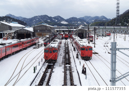 雪化粧した列車の車両基地（後藤総合車両所運用検修センター） 111577355