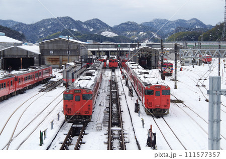 雪化粧した列車の車両基地（後藤総合車両所運用検修センター） 111577357