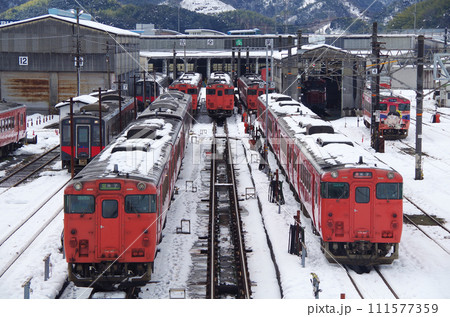 雪化粧した列車の車両基地（後藤総合車両所運用検修センター） 111577359