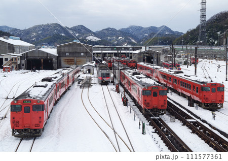雪化粧した列車の車両基地(後藤総合車両所運用検修センター) 雪化粧した列車の車両基地(後藤総合車両所運用検修センター) 111577361