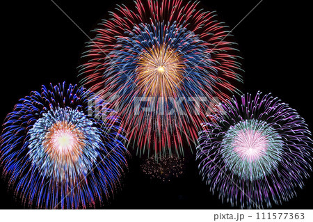 夏の夜空に美しい花火。花火大会イメージ。 夏の夜空に美しい花火。花火大会イメージ。 111577363