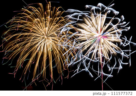 夏の夜空に美しい花火。花火大会イメージ。 111577372