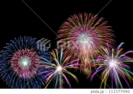 夏の夜空に美しい花火。花火大会イメージ。 111577440