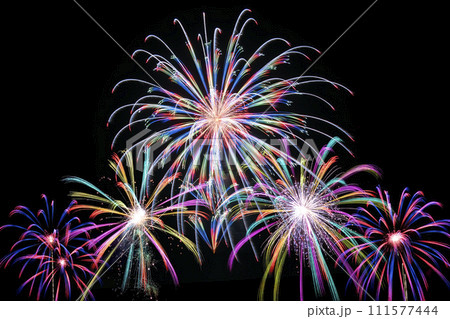 夏の夜空に美しい花火。花火大会イメージ。 111577444