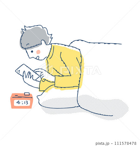 就寝前にスマートフォンを見ている男性 111578478