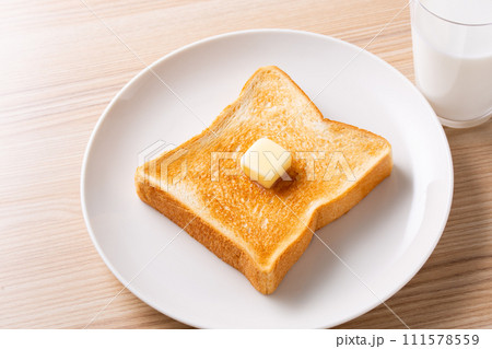 バターを塗った食パンと牛乳 バターを塗った食パンと牛乳 111578559