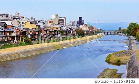京都市 四条大橋から見た鴨川の風景 111579102