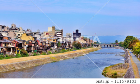 京都市 四条大橋から見た鴨川の風景 111579103