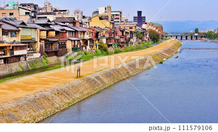 京都市 四条大橋から見た鴨川の風景 京都市 四条大橋から見た鴨川の風景 111579106