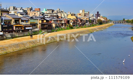 京都市 四条大橋から見た鴨川の風景 111579109