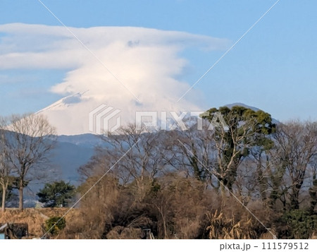 垂れ雲に包まれた富士山、ふじのすがたがほとんどなくなりました。 垂れ雲に包まれた富士山、ふじのすがたがほとんどなくなりました。 111579512
