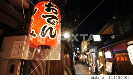 京都市先斗町の風景 111580406