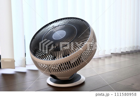 部屋の窓際に置かれたサーキュレーター 111580958