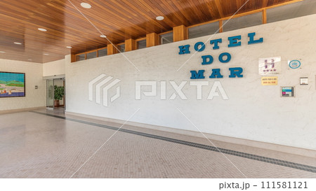 Panorama showing hotel entrance and door to lobby timelapse in the village of Sesimbra 111581121