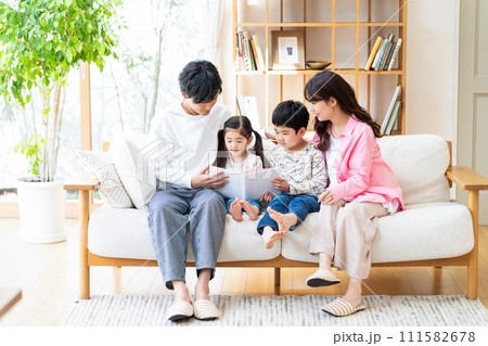 若い家族 若い家族 111582678